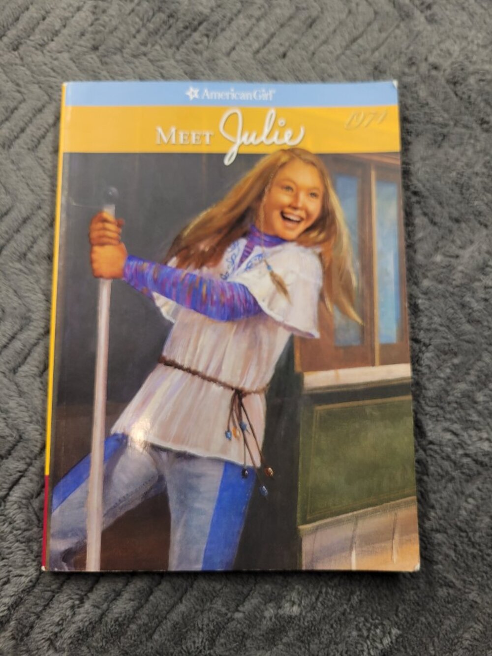 American Girl Publishing 2007 Meet Julie good condition